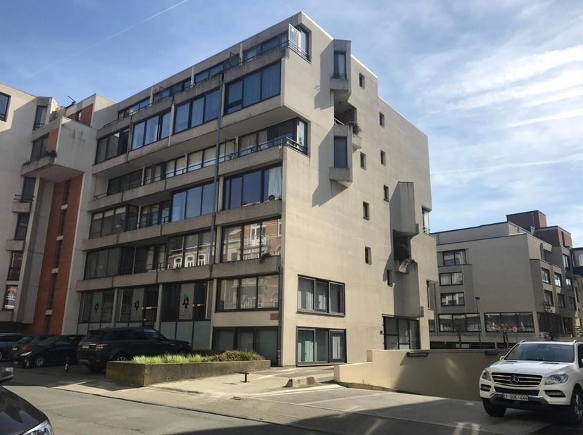 Nous proposons à la location 1 place de parking souterrain, au prix de P328. Le parking est situé au niveau -1 dans la Residentie Binnenhof.  Idéaleme