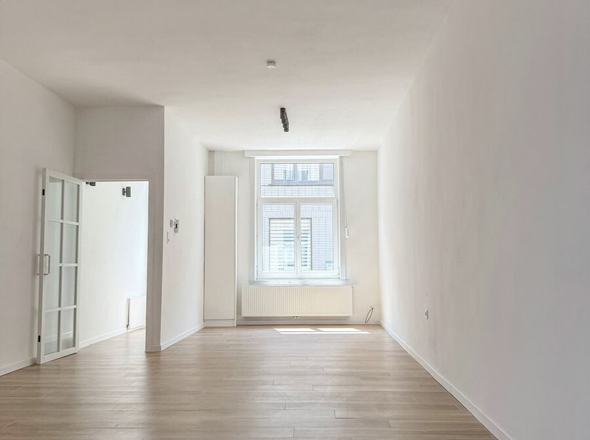 In een rustige straat in het centrum van Gent vind je deze energiezuinige, instapklare woning met drie slaapkamers en een gezellige stadstuin/koer. De