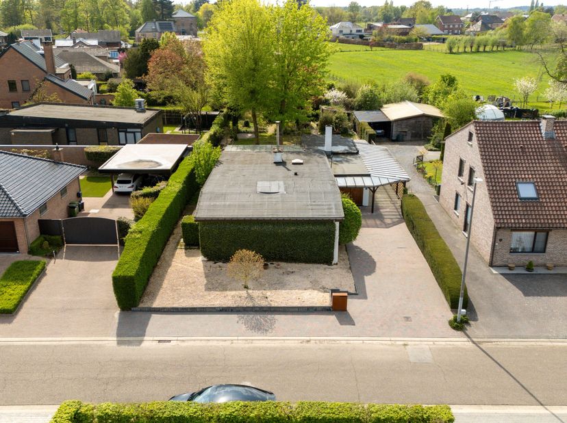 Rustig gelegen vrijstaande woning met 4 slaapkamers op een ruim perceel van 1436 m² en gelegen in een groene omgeving te Sint-Lambrechts-Herk. In nabi