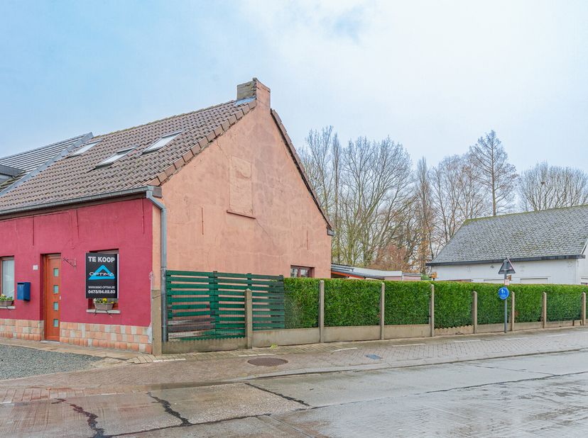 Instapklare, gerenoveerde gezinswoning op 4are76ca. Deze woning bestaat uit een ruime leefruimte, een volledig ingerichte keuken. Verder vinden we de