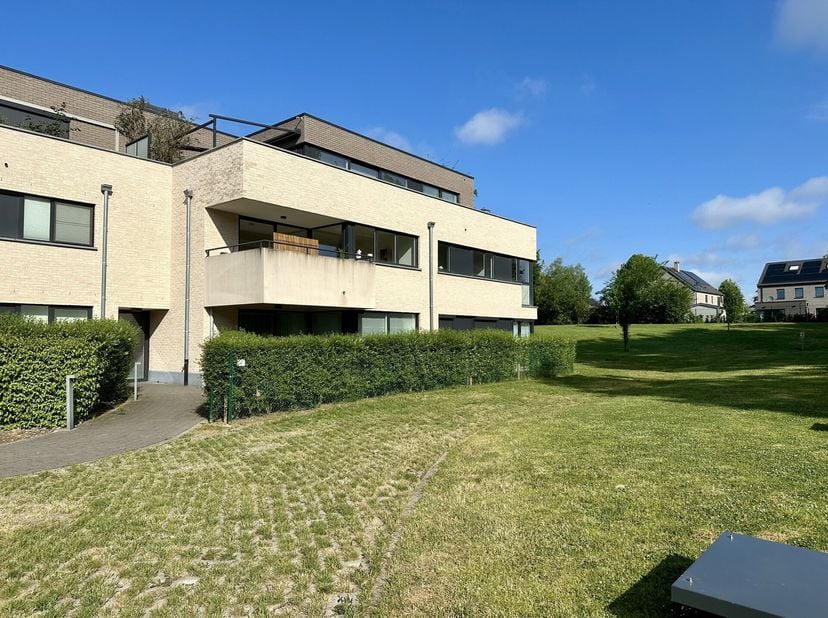 WATERLOO, quartier Mont-Saint-Jean. Agréable PENTHOUSE (3ch/1sdb/1sdd) de ±110 m². Il se compose d&#039;un hall d&#039;entrée avec toilettes invitées, spacieux