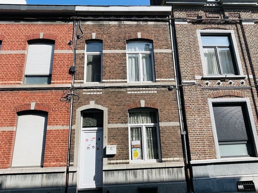 Dans le quartier vivant de Bressoux, une maison dhabitation de 2 chambres, sans cour ni jardin. &lt;br /&gt;
Elle comprend 2 caves dont une avec espace chau