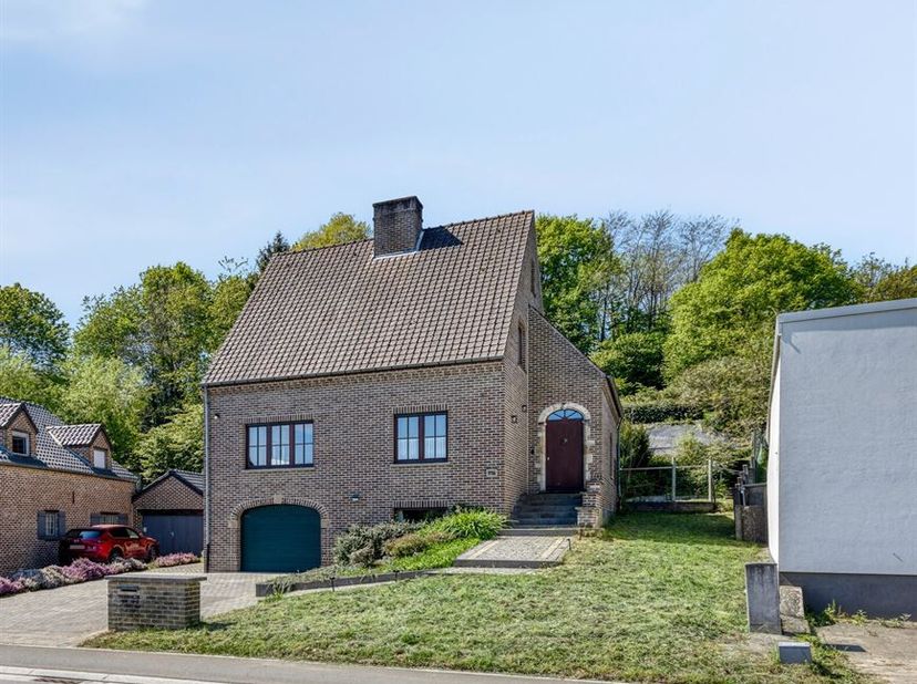 Ruime gezinswoning met 5 slaapkamers te koop in Neerijse&lt;br /&gt;
In het idyllische Neerijse, vinden we deze bijzondere woning terug op Wolfshaegen 175a.