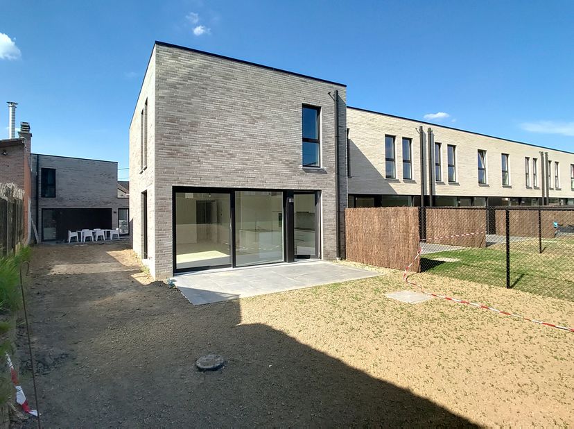 Deze nieuwbouwwoning is gelegen in een rustig woonerf te Borsbeke (Herzele), nabij het station. &lt;br /&gt;
Dit halfopen huis telt 3 slaapkamer en werd voo