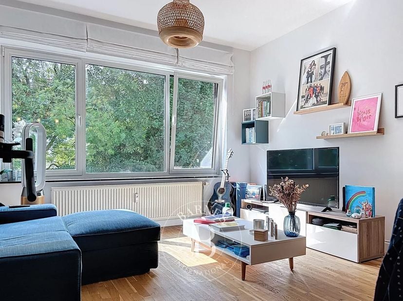 ELSENE/NABIJHEID CHÂTELAIN: Barnes biedt dit zeer goed gelegen en lichte appartement met een slaapkamer aan. De woning van 56 m2 ligt aan de achterkan