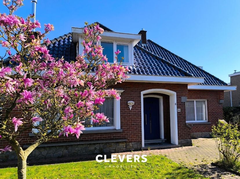 In een doodlopende straat dichtbij het centrum van Torhout, vinden we deze open bebouwing (bew.opp. 234m²) met atelier terug op een perceel van maar l