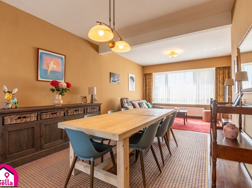 Ben je op zoek naar een ruime woning in het hart van Middelkerke? Dan is dit jouw kans! Deze prachtige woning biedt alle comfort en is ideaal gelegen: