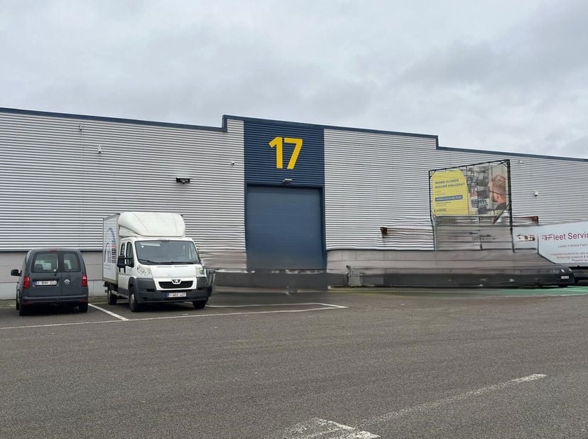Magazijn van 1.152 m² en kantoren van in totaal 288m². Op deze logistieke site staan verschillende magazijnen te huur, met oppervlaktes vanaf 1.730m²