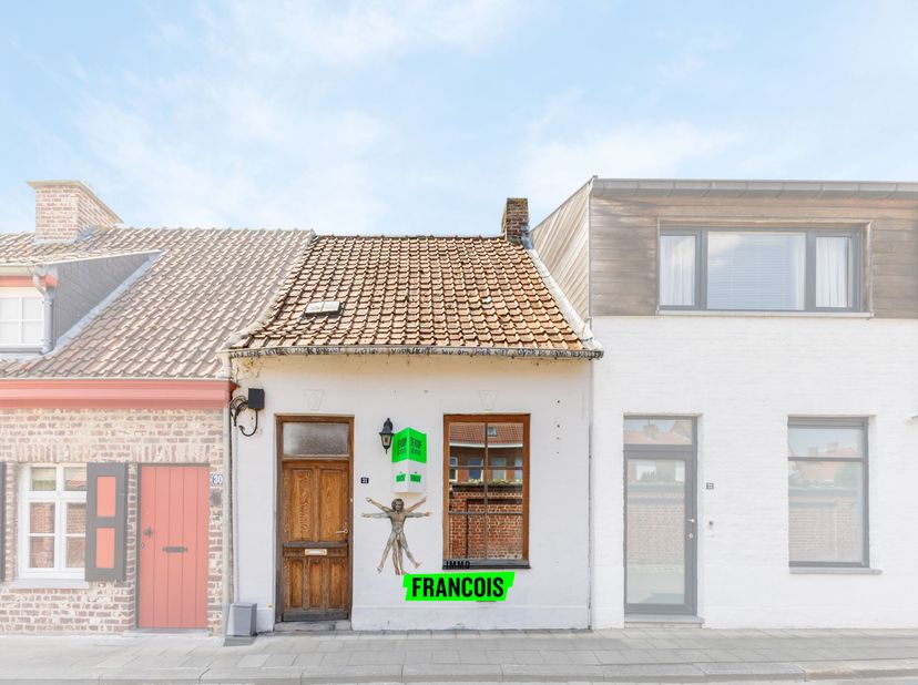 In het charmante dorp Watou, op 8km van Poperinge maar toch op wandelafstand van buurtwinkel, bakkerij, slagerij, horeca etc., bevindt zich dit compac