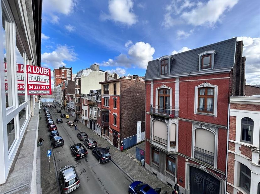 Situé au 1er étage d&#039;une petite copropriété de la rue de Harlez, à quelques mètres à peine de la nouvelle passerelle et du parc de la Boverie, ce supe