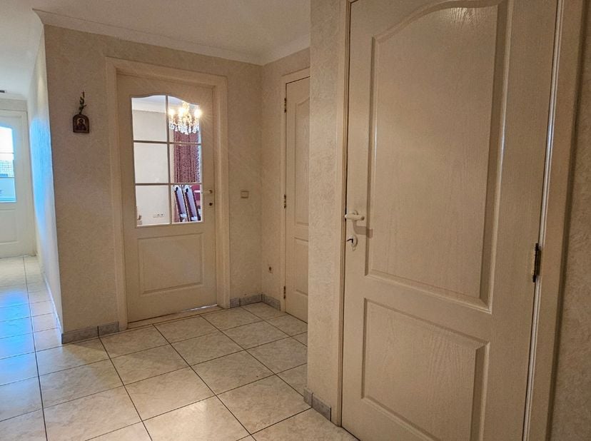 Dit ruim appartement van 144m² is gelegen in het centrum van Maasmechelen, vlakbij de autostrades richting NL, Brussel en A/pen.&lt;br /&gt;
&lt;br /&gt;
Het bevi