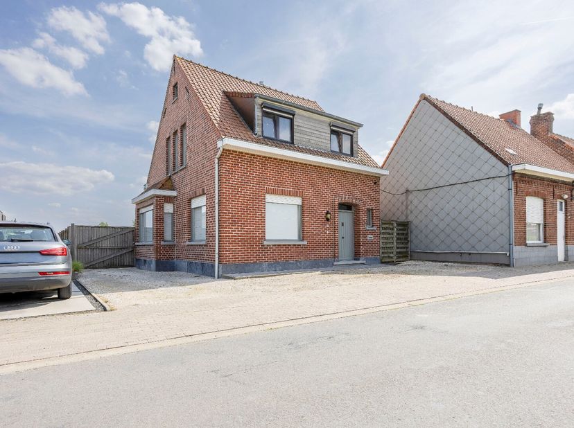 Deze instapklare woning is gelegen in een groene omgeving te Meulebeke. Het pand werd paar jaar terug volledig gerenoveerd en is tot in de puntjes afg