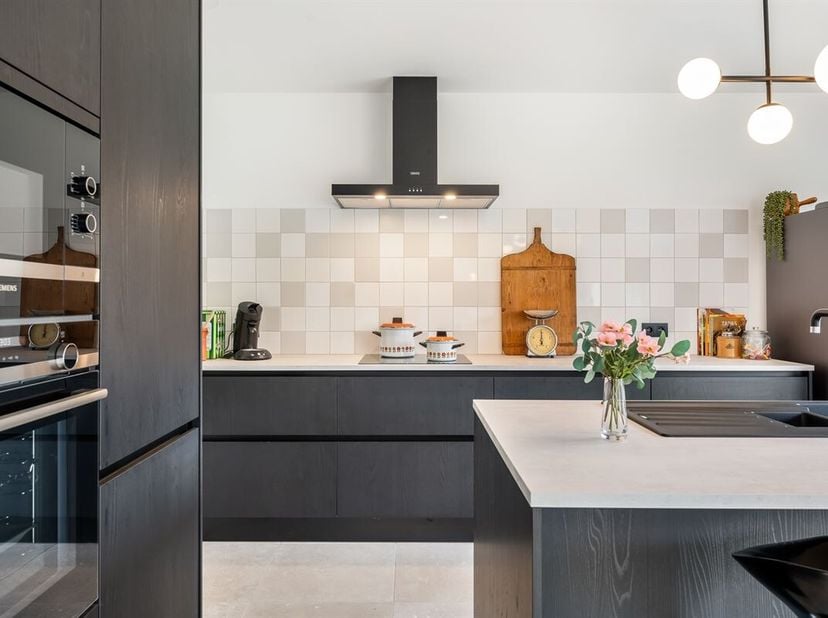 Volledig afgewerkte en aangelegde nieuwbouwwoning!&lt;br /&gt;
Belangrijkste troeven:&lt;br /&gt;
- Volledig afgewerkt en zelfs al geschilderd&lt;br /&gt;
- Volledig aa