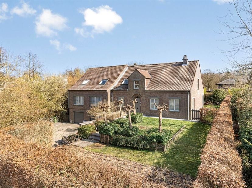 Villa lumineuse et rénovée (2020) avec une surface habitable d&#039;environ 390 m², située sur un terrain de 21 ares dans un quartier calme à Loonbeek. La