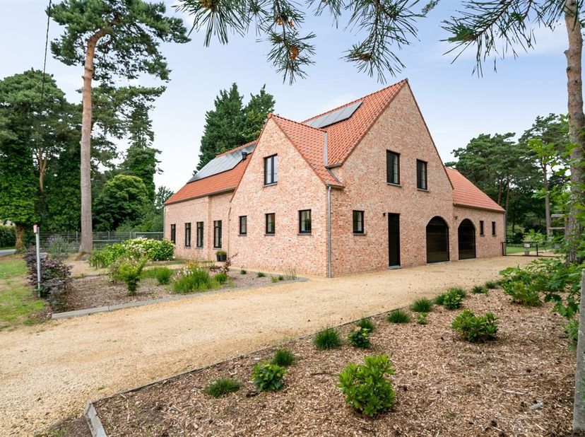 Groen gelegen nieuwbouwvilla op een riant perceel van 23a41ca&lt;br /&gt;
Ligging: Rustig gelegen in een bosrijke omgeving nabij het centrum van Lichtaart e