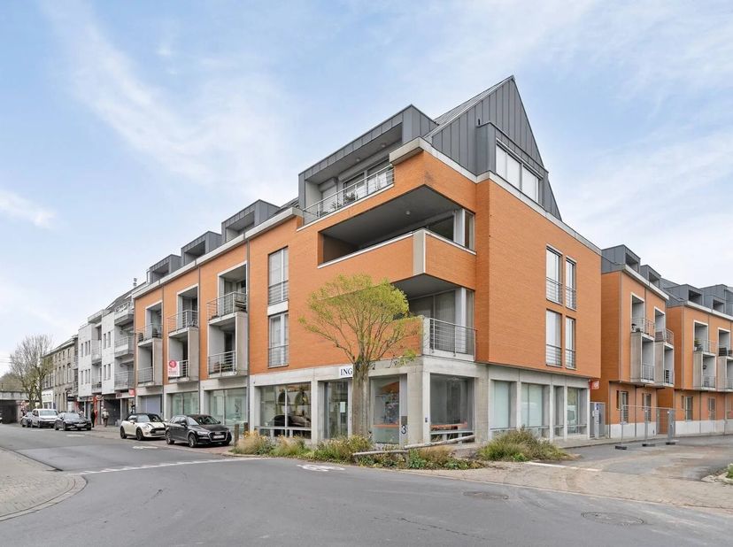 Dit appartement is door zijn grote bewoonbare oppervlakte en veel buitenruimte het ideale woonappartement in het centrum van Oudenaarde. &lt;br /&gt;
Ook id