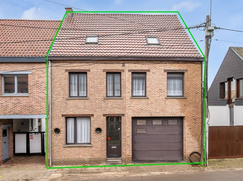 Deze woning is gelegen vlakbij het centrum van Haaltert. Dus ook vlakbij winkels, scholen, openbaar vervoer, het station en autostrade. Deze woning is