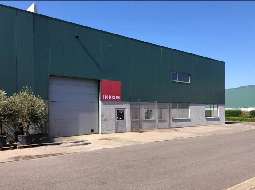 Magazijn van 564m² met kantoor verspreid over 2 verdiepingen van 208m² te Wommelgem - industrie.&lt;br /&gt;
Centraal gelegen nabij afrit en rondpunt Wommel