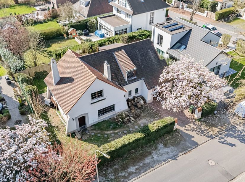Easy Home a le plaisir de vous présenter cette villa de charme à rafraîchir, d&#039;une superficie habitable de 161 m², sur un terrain de 4 ares 75.&lt;br /&gt;