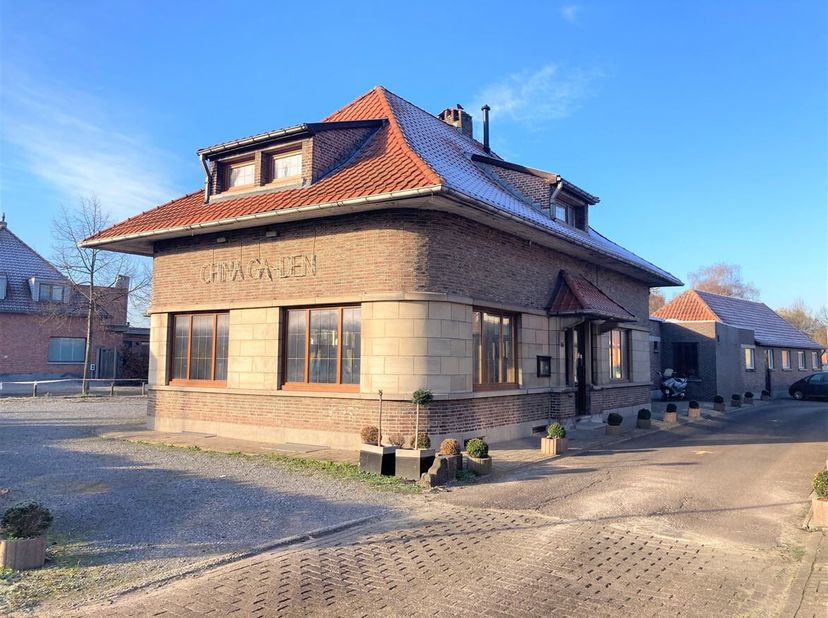 Handelspand (212 m²) met parkeergelegenheid in Lier&lt;br /&gt;
Ligging: Goede commerciële locatie op een drukke toegangsweg tot het centrum van Lier&lt;br /&gt;