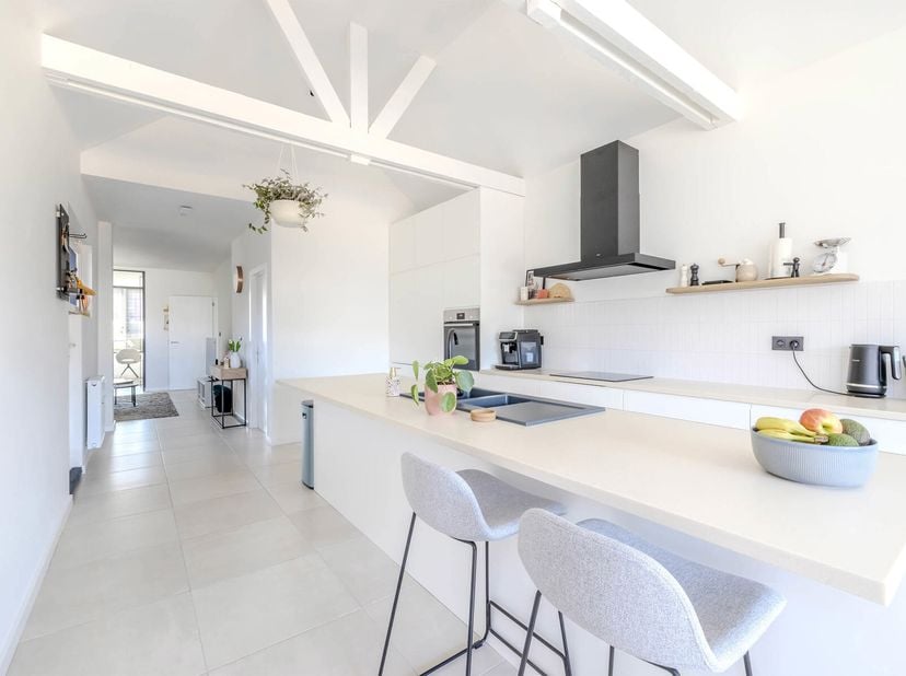 Hoogwaardig, volledig gerenoveerde open bebouwing met 2 slaapkamers, bureau / slaapkamer op het gelijkvloers op een mooi perceel van 586m².&lt;br /&gt;
Inde