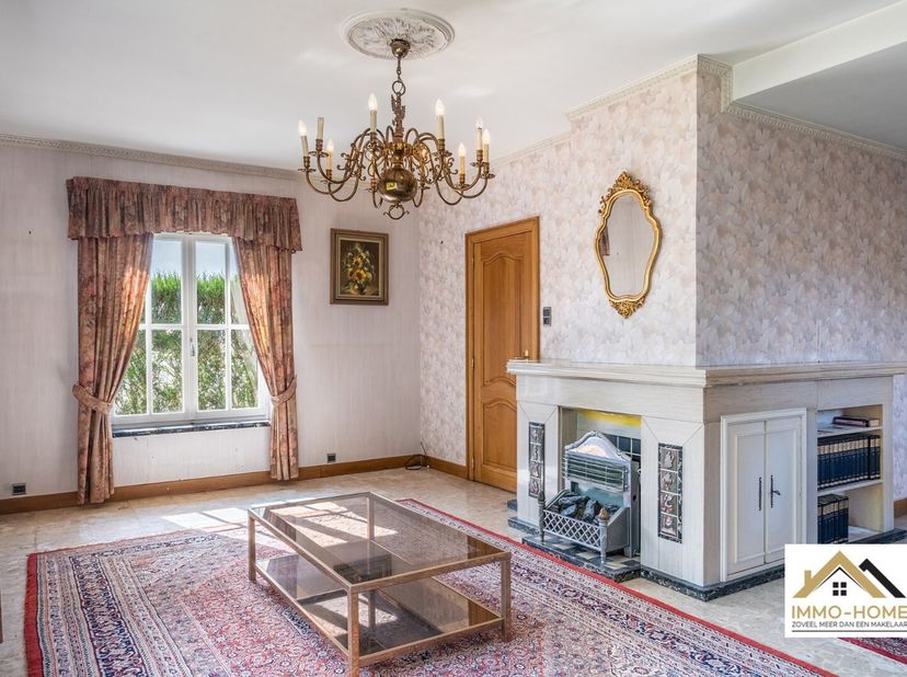 Deze karaktervolle woning is een mooie opportuniteit voor iemand die op zoek is naar een op te frissen pand waar veel eigen persoonlijkheid in kan gel