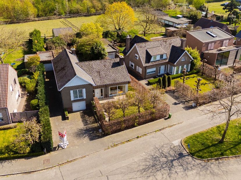 Bent u op zoek naar een ruime woonst om zelf volgens uw eigen smaak te renoveren? Dan is deze villa in de nabije omgeving van Gent (Cornelis de Schepp