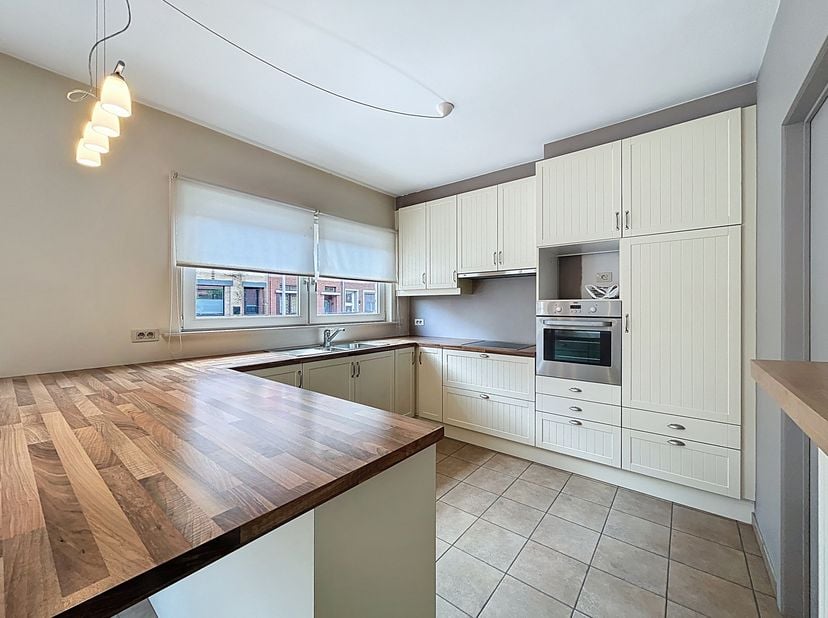 Indeling:&lt;br /&gt;
- inkomhal met gastentoilet&lt;br /&gt;
- lichtrijke woonkamer met open keuken&lt;br /&gt;
- open keuken met toegang tot een ruime berging&lt;br /&gt;
-