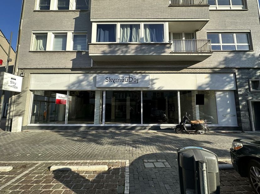Mooi, ruim winkelpand te huur ,gelegen in het centrum van Mol. Het pand heeft een oppervlakte van 915 m² en heeft een afgesloten parking van 50 parkee