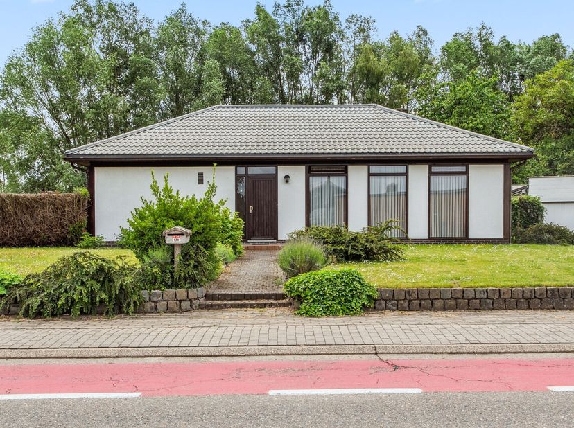 À la recherche d&#039;une maison de plain-pied dans un environnement calme et verdoyant ? Alors, cette charmante maison préfabriquée située au Ganzendries