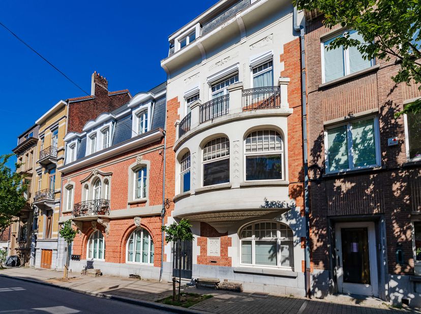 Dit elegante herenhuis uit 1932, ontworpen door architect René Housiaux, is ideaal gelegen dicht bij de Avenue Molière en de Place Brugmann. Het heeft