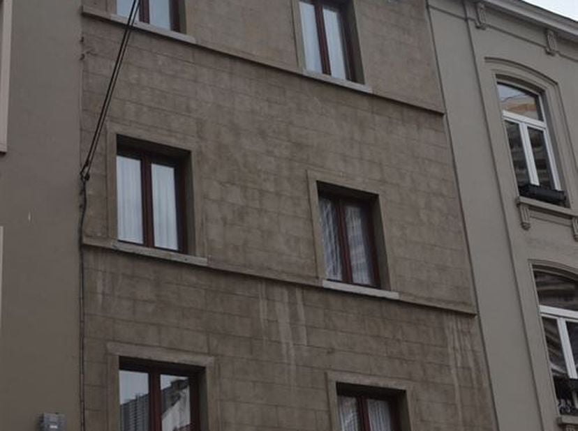 Maison de rapport compacte avec un bureau au rez-de-chaussée et 3 studios aux étages, très bien située à distance de marche de plusieurs institutions
