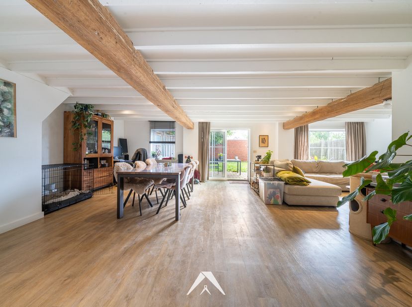 Ontdek dit instapklare appartement op een toplocatie in hartje Kuurne. Met een bewoonbare oppervlakte van 156 m² en een zonnige tuin van 94 m² met ter