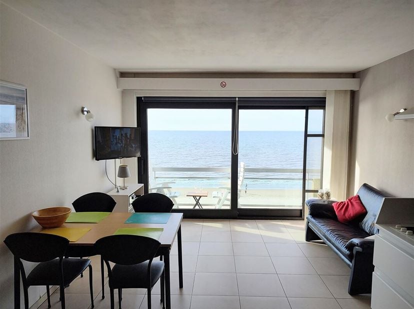 Découvrez le studio « Exception 5D » au cinquième étage de Zeedijk 220 à Middelkerke, avec une vue frontale sur la mer à couper le souffle que vous po