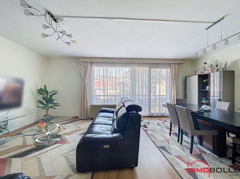 Boulevard des Invalides, à l&#039;angle de la Rue Maurice Charlent, à proximité des métros Beaulieu/Delta et de toutes les facilités, bel appartement lumin
