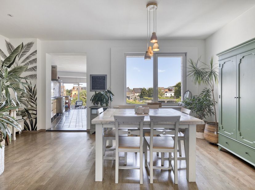 Cette maison prête à emménager et rénovée avec goût est idéalement située dans le charmant centre du village de Kruibeke, à quelques pas des commerces