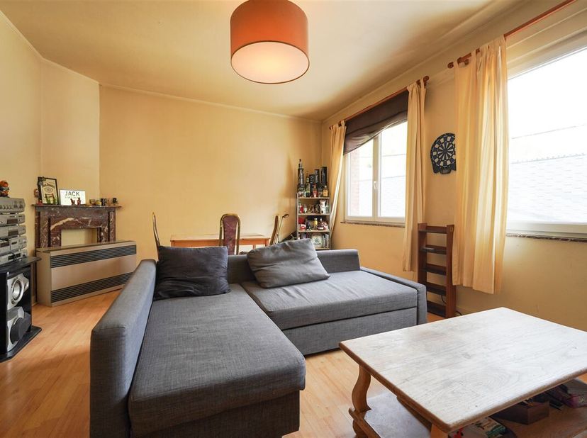 Situé au 1er étage dun petit immeuble composé de 2 appartements et dun entrepôt, cet appartement 1 chambre denviron 55 m² profite dun emplacement priv