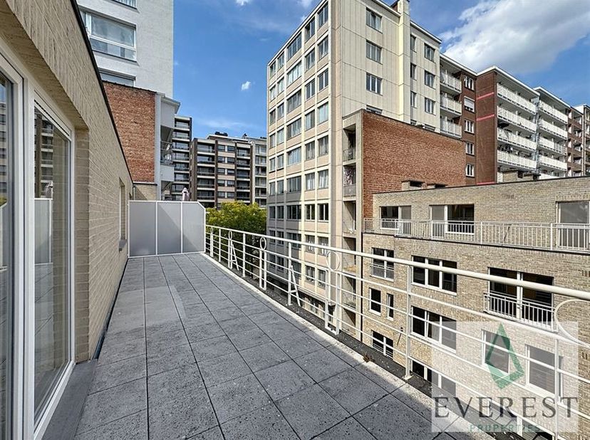 Elisabeth Park, dichtbij alle voorzieningen, park, vervoer, scholen en winkels. Prachtig ONGEMEUBILEERD appartement van ±70m² gelegen op de 2e verdiep