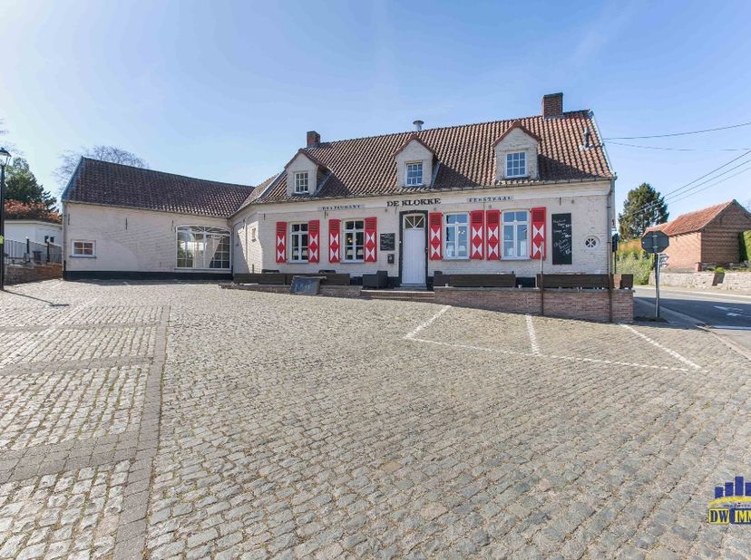 Brasserie restaurant in de Vlaamse Ardennen gelegen aan een drukke invalsweg met ruimte voor 60 personen binnen, terras in de tuin voor 50 personen, t