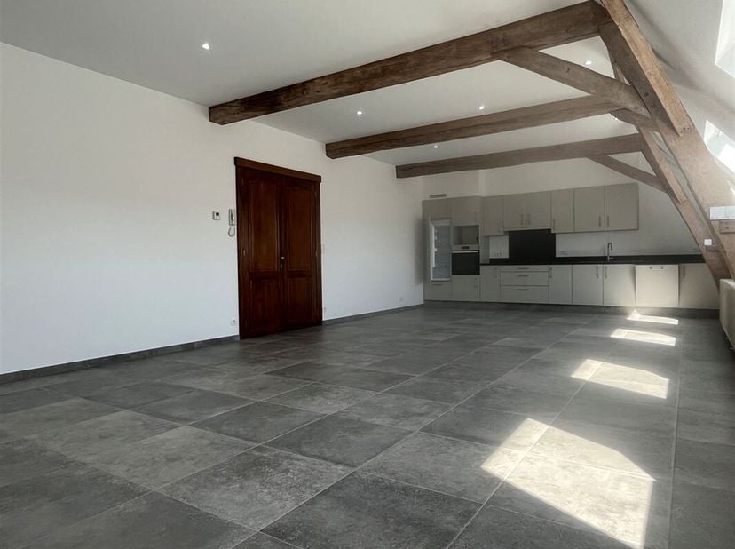 Magnifique appartement 3 chambres entièrement rénové sis au 1er étage dans une rue paisible du village d&#039;Anvaing.&lt;br /&gt;
Le biens d&#039;une superficie de +
