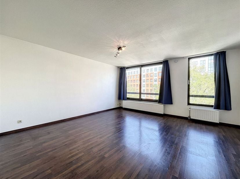 Venez découvrir ce studio disponible à la location à partir du 1er septembre ! &lt;br /&gt;
Idéalement situé à Jambes, à proximité immédiate des transports