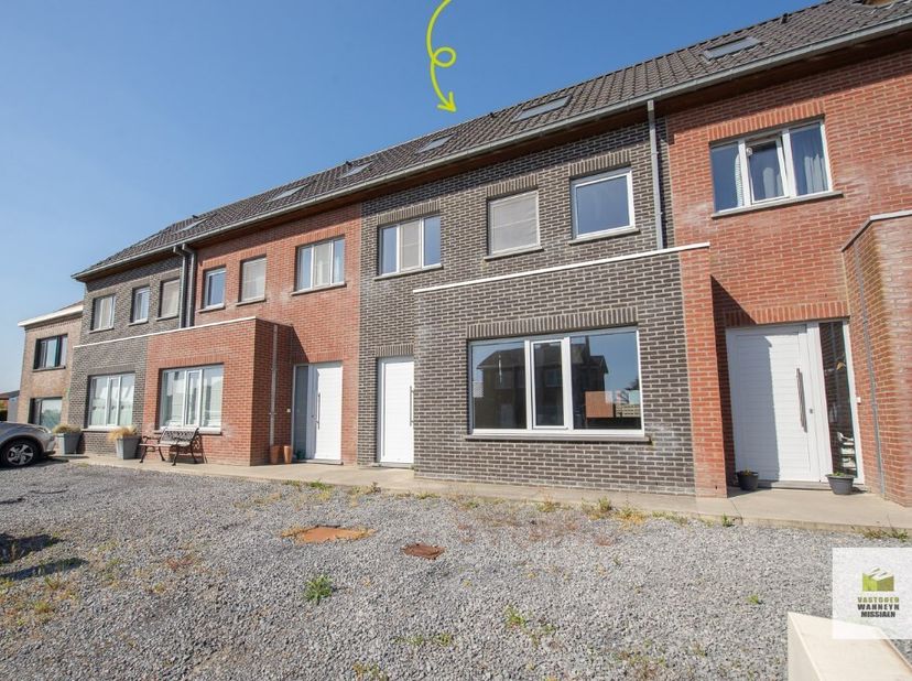 Recente energiezuinige instapklare woning met 4 slpk op centrale ligging te Ruiselede&lt;br /&gt;
Gelegen langs een centrale invalsweg, met vlotte verbindin