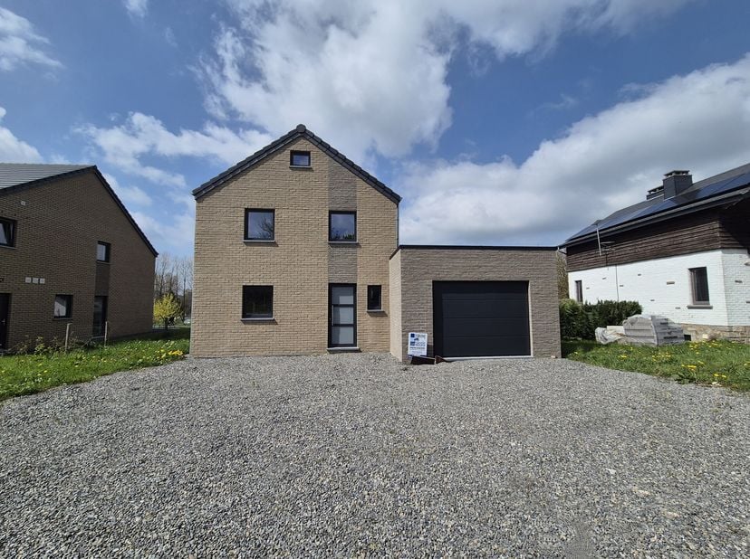 REZ DE CHAUSSEE de ± 97m²&lt;br /&gt;
- Hall d&#039;entrée de ± 5,5m² sur béton avec wc indépendant,&lt;br /&gt;
- Séjour de ± 45m² sur béton,&lt;br /&gt;
- Buanderie de ± 9