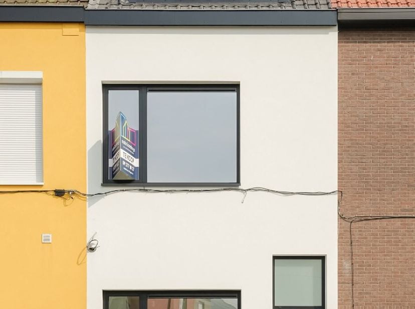 SCHRIJF U IN OP ONZE WEBSITE : www.makelaarshuys.be / te koop / plan uw bezoek. Pal in het centrum van Mariakerke, nabij centrum Gent werd deze eigend