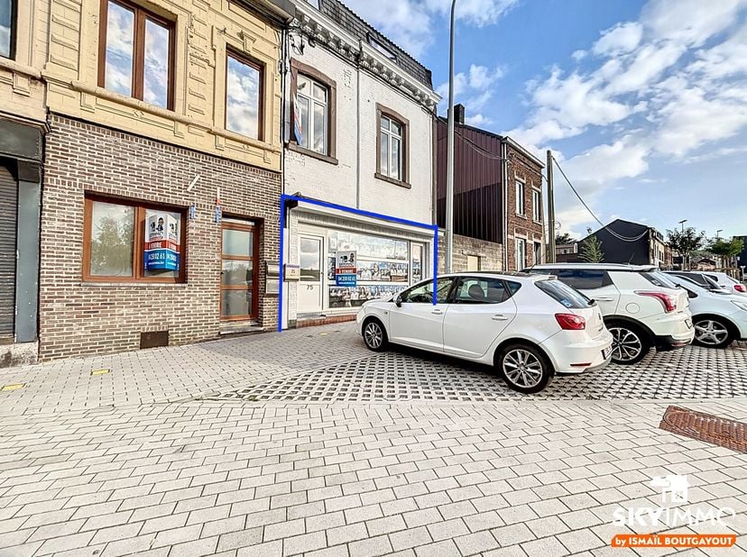 À louer : Rez-de-chaussée commercial avec jardin et parking  Ougrée&lt;br /&gt;
À Ougrée, dans un quartier en plein développement, découvrez ce rez-de-chaus