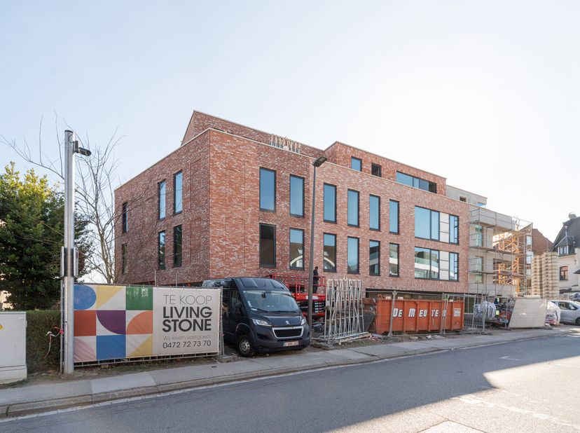 Aangenaam doorloop gelijkvloersappartement met 2 slaapkamers, 2 terrassen en tuin voor-en achteraan.&lt;br /&gt;
Het appartement omvat een inkomhal met moge