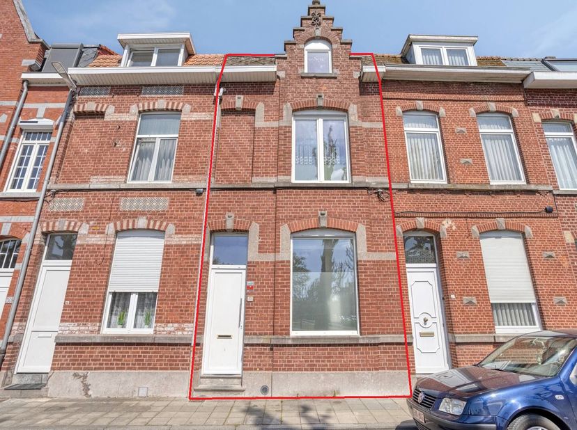 INDELING: &lt;br /&gt;
Gelijkvloers: &lt;br /&gt;
- inkomhal &lt;br /&gt;
- leefruimte met zithoek&lt;br /&gt;
- keuken met praktische bergruimte&lt;br /&gt;
- terras&lt;br /&gt;
- badka
