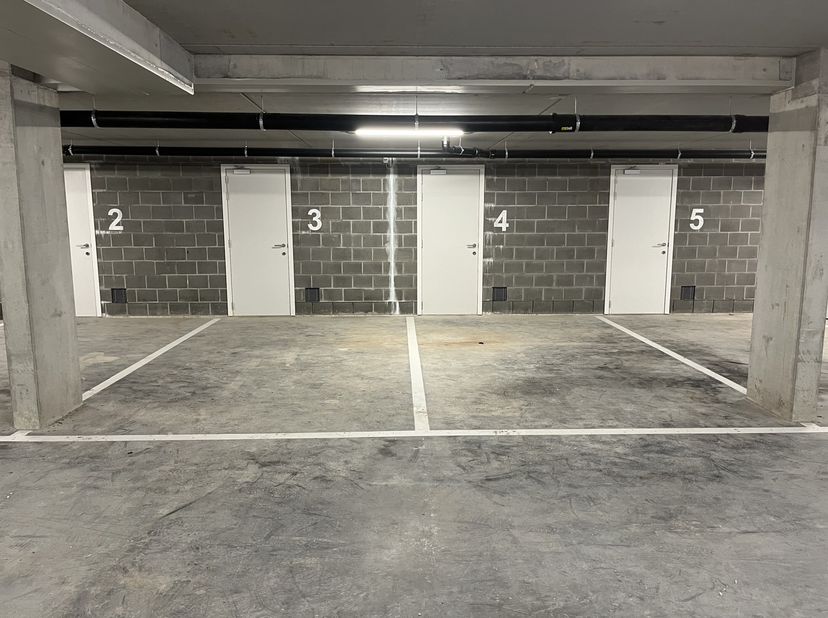 In residentie Neerbeek, gelegen in de Meensesteenweg 369 te Bissegem zijn er nog 2 ondergrondse parkeerplaatsen met een bijhorende afgesloten berging