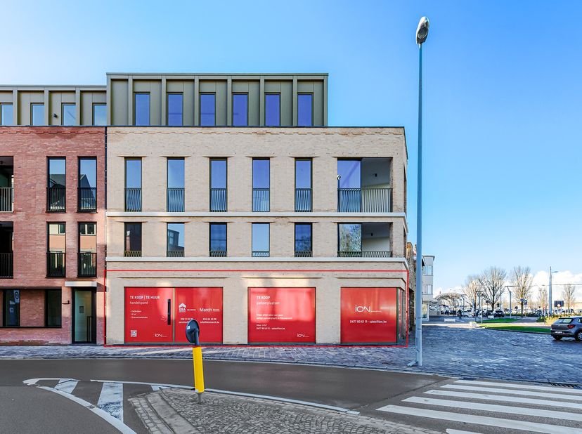 La propriété commerciale fait partie du nouveau développement Hof ten Yser. Deux bâtiments avec 42 appartements, situés au centre de Nieuwpoort.&lt;br /&gt;