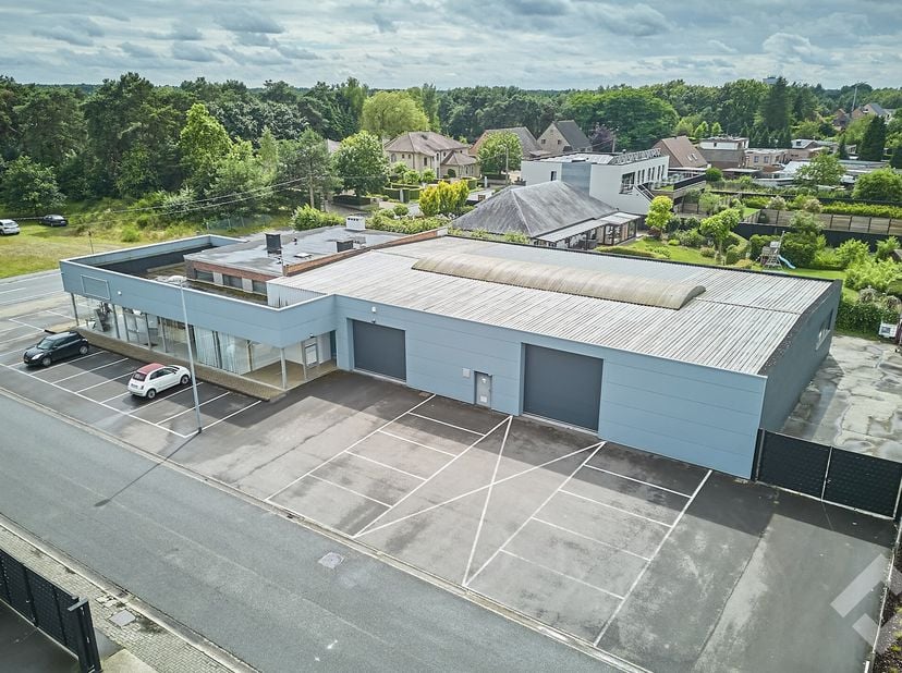 Opmerkelijk commercieel gebouw bestaande uit een prachtige vernieuwde woning, praktische werk/opslagplaats en handelsruimte. Gelegen op Gerheide die d